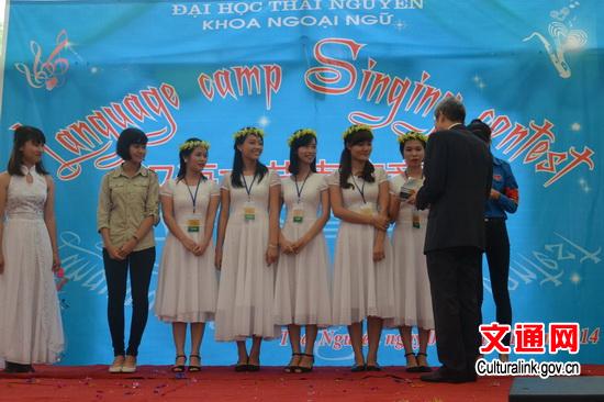 中國僑網(wǎng)劉三振參贊向海防大學學生發(fā)獎