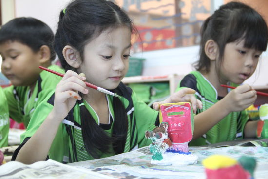 中國僑網(wǎng)顏色教學(xué)及涂色比拼