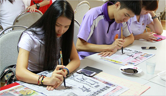 中國僑網(wǎng)選手們賽前熱身