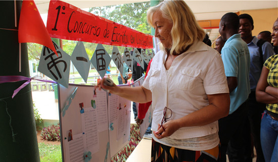 中國(guó)僑網(wǎng)獲獎(jiǎng)作品展覽。(奚怡 攝)