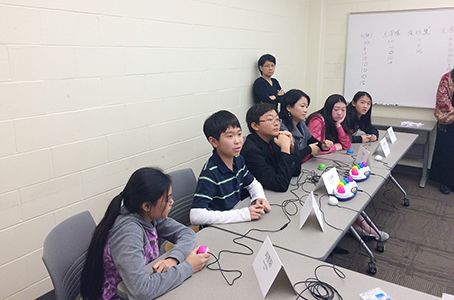 中國僑網(wǎng)小選手回答問題。(美國《僑報》/鄧凱 攝)