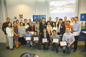 中國(guó)僑網(wǎng)參賽者合影。(倉(cāng)健 攝)