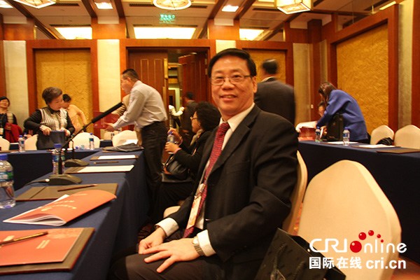 中國僑網(wǎng)菲律賓華文教育研究中心主席黃端銘在華文教育大會現(xiàn)場(李紅攝)