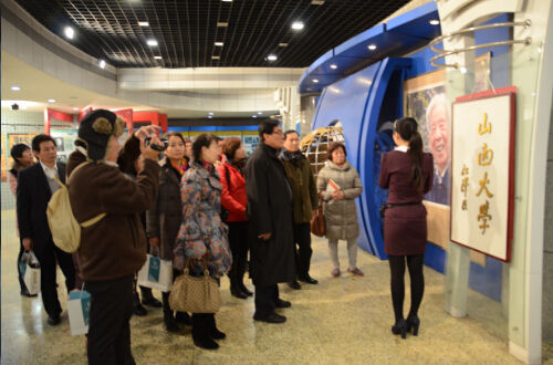 中國(guó)僑網(wǎng)代表團(tuán)參觀山西大學(xué)校史館