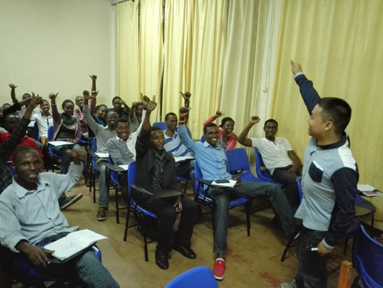 中國(guó)僑網(wǎng)火爆的漢語(yǔ)開(kāi)課儀式。