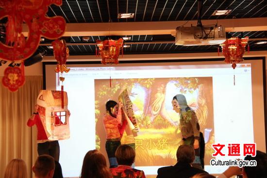 中國僑網(wǎng)漢語專業(yè)學(xué)生文藝表演。