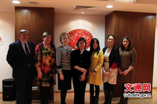 中國僑網(wǎng)嘉賓與漢語教師合影。