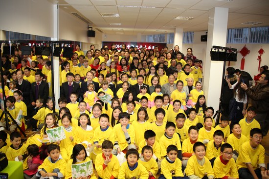 中國僑網(wǎng)閉營式后,學(xué)生們與嘉賓及老師合影。(法國《歐洲時(shí)報(bào)》/黃冠杰 攝)