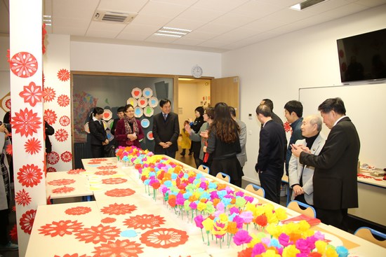 中國僑網(wǎng)嘉賓們參觀學(xué)生成果展。(法國《歐洲時(shí)報(bào)》/黃冠杰 攝)