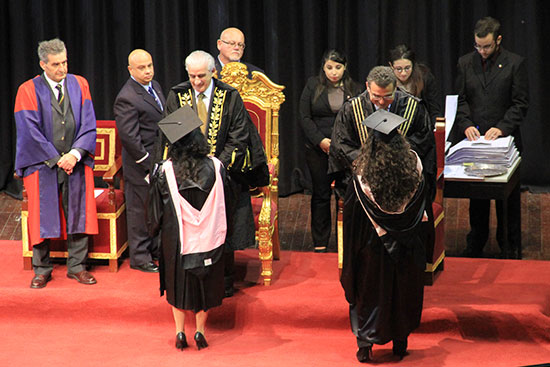 中國僑網(wǎng)艾達和克里斯蒂安娜接受學位證書