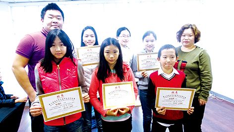 中國僑網(wǎng)《僑報》記者王昊(左1)、工商記者董英(右1)與兒童組和少兒組的前三名獲獎?wù)吆嫌啊?美國《僑報》)