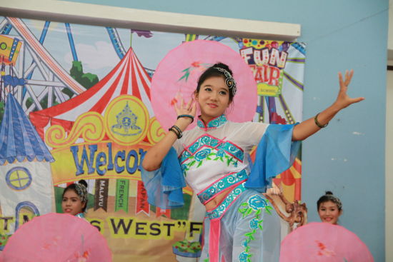 中國僑網(wǎng)華夏之彩歌舞團的成員們正在表演《煙花三月》