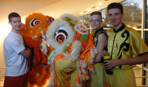 中國(guó)僑網(wǎng)法國(guó)小伙子舞獅隊(duì)。(法國(guó)《歐洲時(shí)報(bào)》)