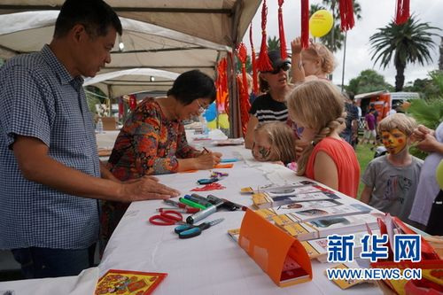 中國僑網(wǎng)孔院老師與孩子們現(xiàn)場互動剪紙