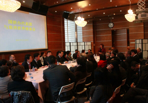 中國僑網(wǎng)25日,裘主任在馬德里與旅西僑界座談現(xiàn)場。(法國《歐洲時(shí)報(bào)》/歐文 攝)