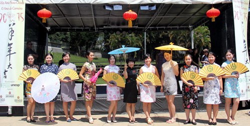 中國僑網(wǎng)旗袍秀。(巴西《南美僑報(bào)》)