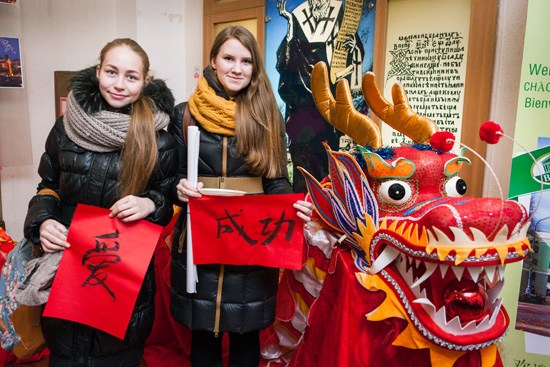 中國(guó)僑網(wǎng)學(xué)生展示老師及自己的書法作品