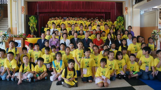 中國僑網(wǎng)全體留影