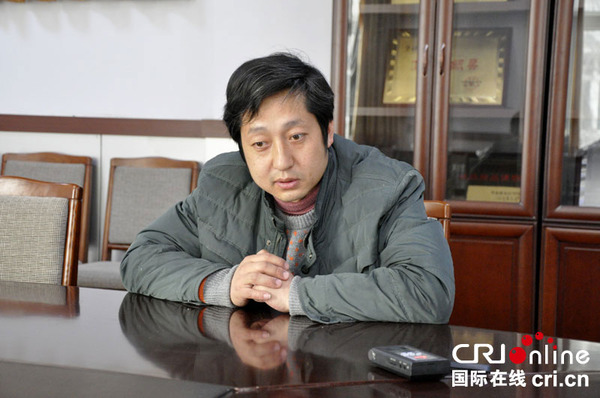 中國僑網佩奇大學中醫(yī)孔子學院派駐教師邱昌龍博士 攝影:王聿??