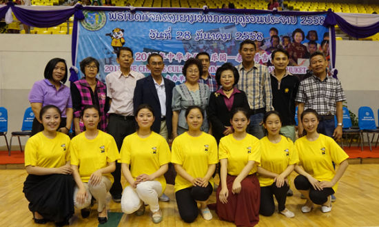 中國(guó)僑網(wǎng)與會(huì)嘉賓與華僑大學(xué)教師合影