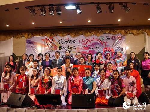 中國僑網(wǎng)中國駐泰大使館文化參贊陳疆向獲得一等獎的選手頒獎。(俞懿春 攝)