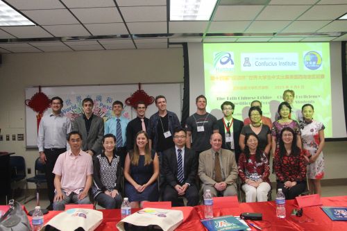 中國(guó)僑網(wǎng)選手與評(píng)委老師們合影。(美國(guó)僑報(bào)網(wǎng)/亞利桑那大學(xué)孔子學(xué)院供圖)