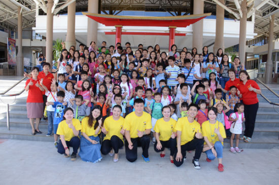 中國僑網(wǎng)全體合影