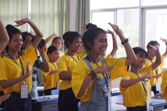 中國僑網(wǎng)載歌載舞唱出家的歌聲