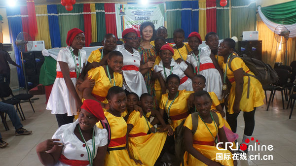 中國僑網(wǎng)參加儀式的部分學生與拉各斯大學孔子學院院長姜麗蓉教授合影