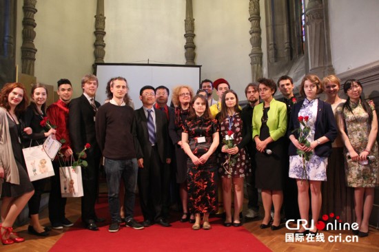 中國僑網(wǎng)獲獎選手與評委合影