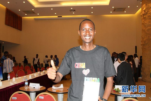 中國(guó)僑網(wǎng)一等獎(jiǎng)獲得者古月在獲獎(jiǎng)后高興地豎起了大拇指。(楊孟曦 攝)