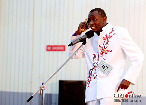 中國僑網(wǎng)內(nèi)羅畢大學孔子學院的安萊克表演快板書《一個酒迷愛喝酒》