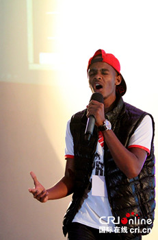 中國僑網(wǎng)一等獎得主艾爾維斯表演說唱《中國話》