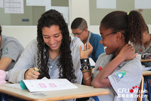 中國(guó)僑網(wǎng)巴西學(xué)生在課堂上做中文練習(xí)。