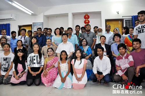 中國僑網(wǎng)新聞出版廣電總局代表團與孟加拉孔子課堂師生合影