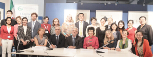 中國(guó)僑網(wǎng)中國(guó)駐米蘭總領(lǐng)館總領(lǐng)事王冬與出席人員合影 (法國(guó)《歐洲時(shí)報(bào)》意大利版)