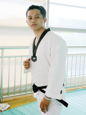 中國僑網羅威在練習跆拳道