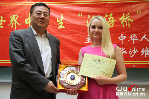 中國僑網(wǎng)劉萬生老師與一等獎選手柯柔佳