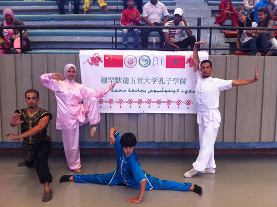 中國僑網(wǎng)孔院學(xué)員漢姆扎和維扎爾夫婦(橫幅左右)