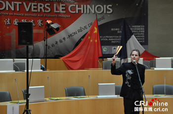 中國僑網(wǎng)阿爾圖瓦孔子學(xué)院推薦的周帝博帶來評(píng)書《三英戰(zhàn)呂布》