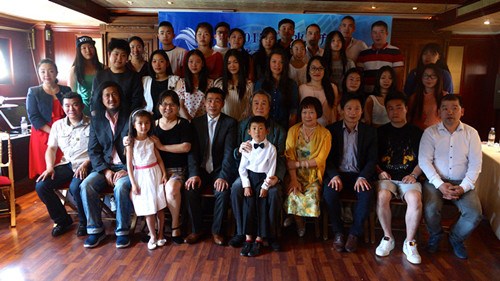 中國僑網(wǎng)評委與參賽選手們合影。(法國《歐洲時報》/姜婉茹 攝)