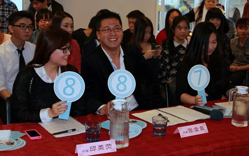 中國僑網(wǎng)評委老師打分中