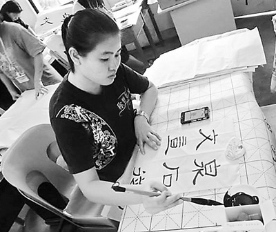 中國(guó)僑網(wǎng)圖為馬來(lái)西亞一所華文獨(dú)立中學(xué)的學(xué)生在練習(xí)書法