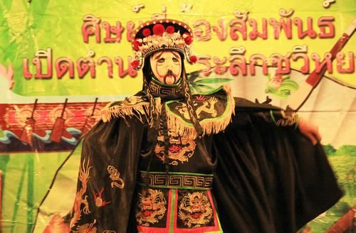 中國(guó)僑網(wǎng)高三學(xué)生為大家表演京劇變臉