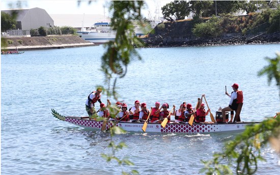 中國(guó)僑網(wǎng)留尼汪孔院師生參加競(jìng)渡