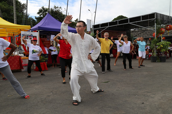 中國(guó)僑網(wǎng)梁繼虎老師帶領(lǐng)觀眾打太極拳