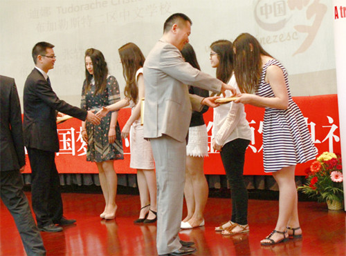 中國僑網(wǎng)中企代表為獲獎?wù)哳C發(fā)證書和獎品