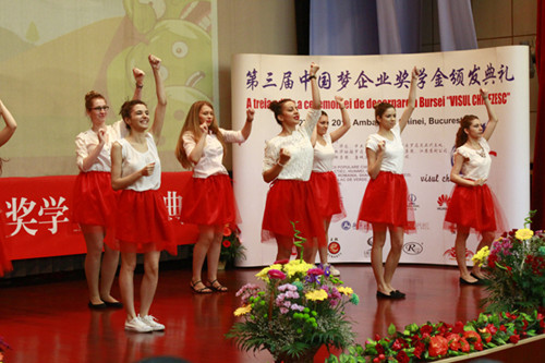 中國僑網(wǎng)布大中文系學(xué)生表演“小蘋果”