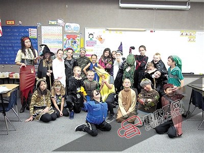 中國(guó)僑網(wǎng)陳夢(mèng)琳和小學(xué)生們一起過(guò)萬(wàn)圣節(jié)