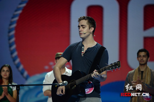 比賽中，孟瑞安深情彈唱《平凡之路》